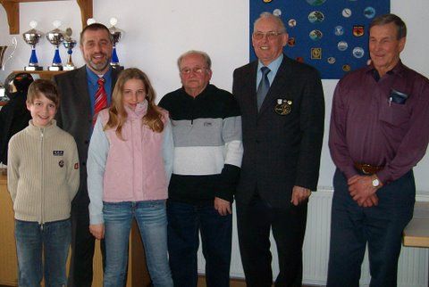Hier sind geehrte Mitglieder für 10jährige und 50jährige Mitgliedschaft in der DLRG auf einem Bild
